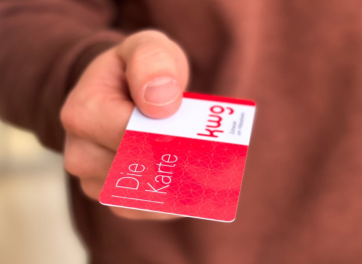 Nahaufnahme einer Hand, die eine Scheckkarte hält 