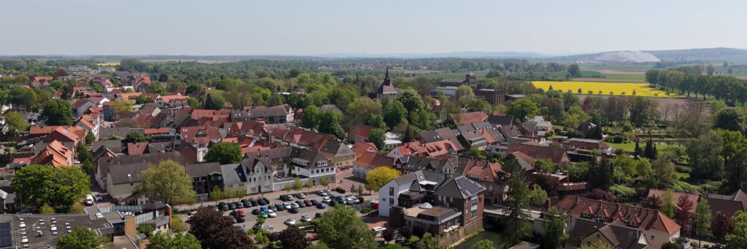 Eine Panoramaaufnahme der Dächer der Stadt Hildesheim mit Umgebung