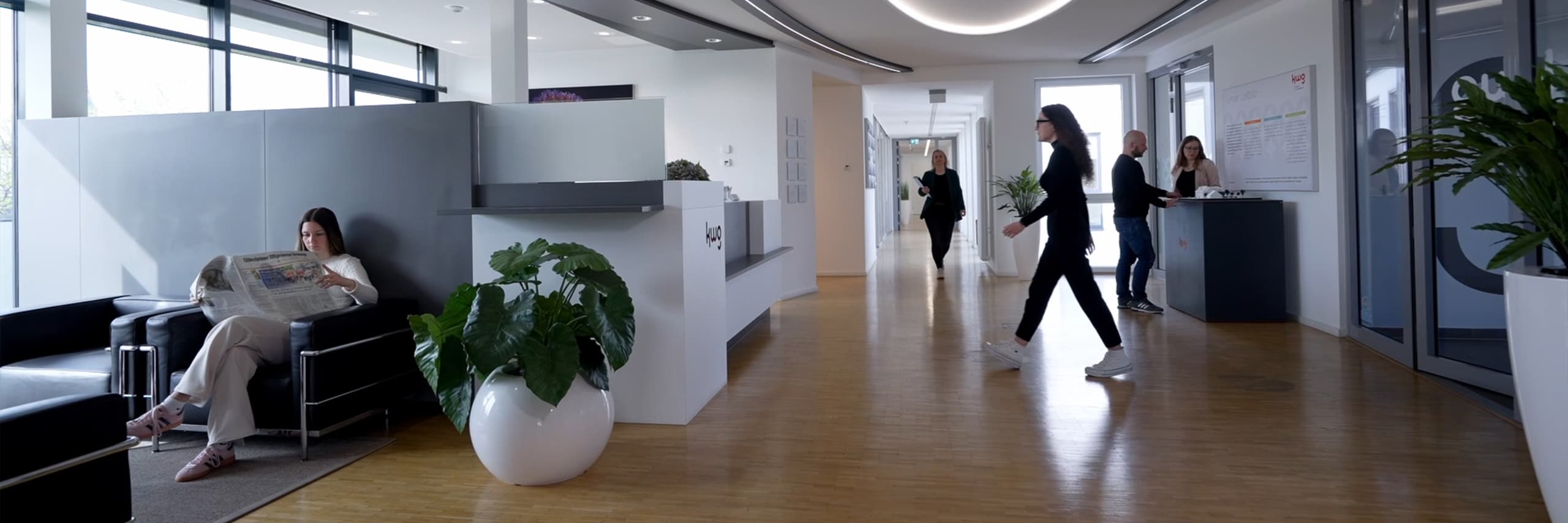 Der Empfangsbereich der kwg mit einigen Mitarbeitern und Mitarbeiterinnen