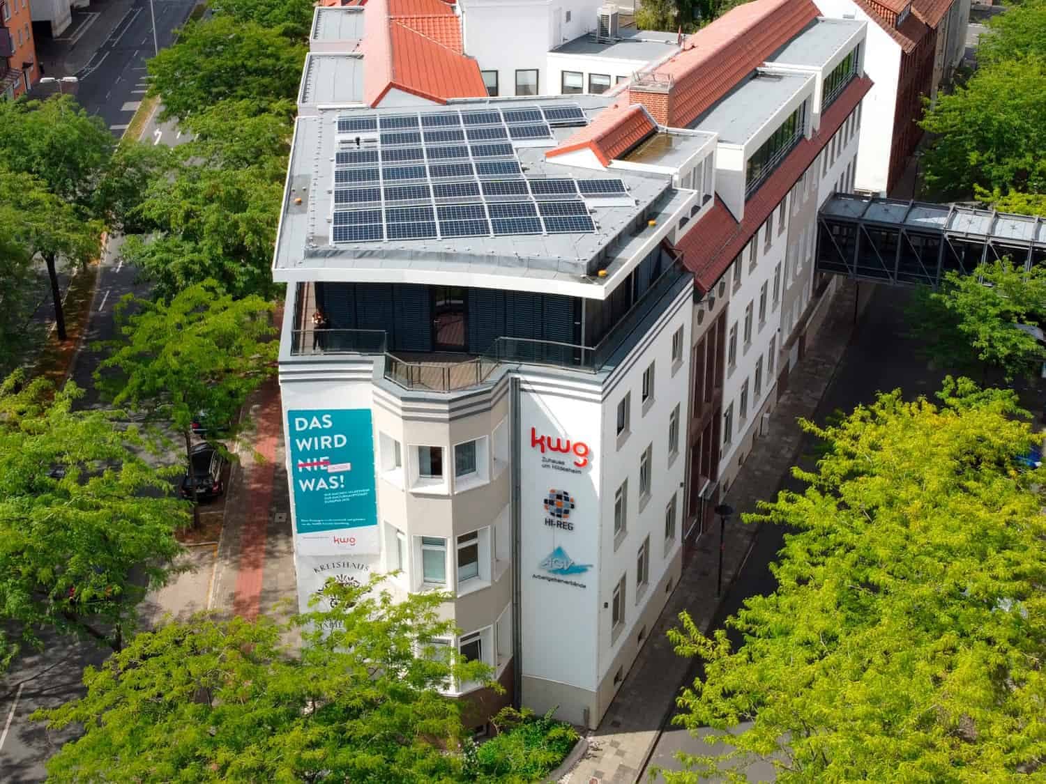 Ein Foto eines größeren Gebäudes in Hildesheim mit kwg-Logo