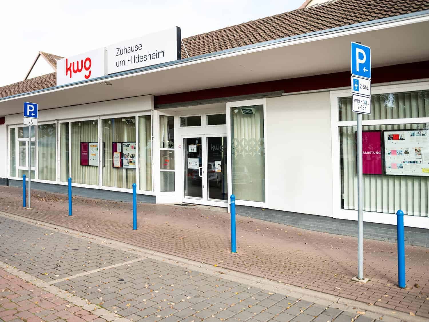 Ein Foto eines Bungalows mit Ladenfront