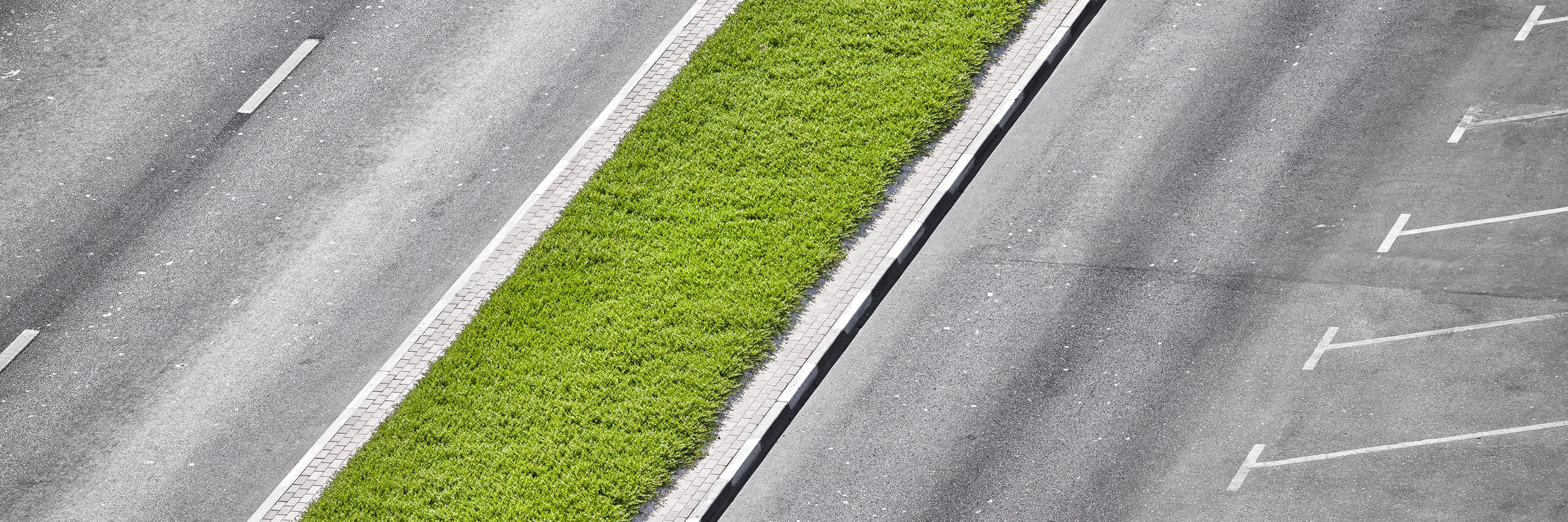 Eine Luftaufnahme einer Straße mit Parkplätzen