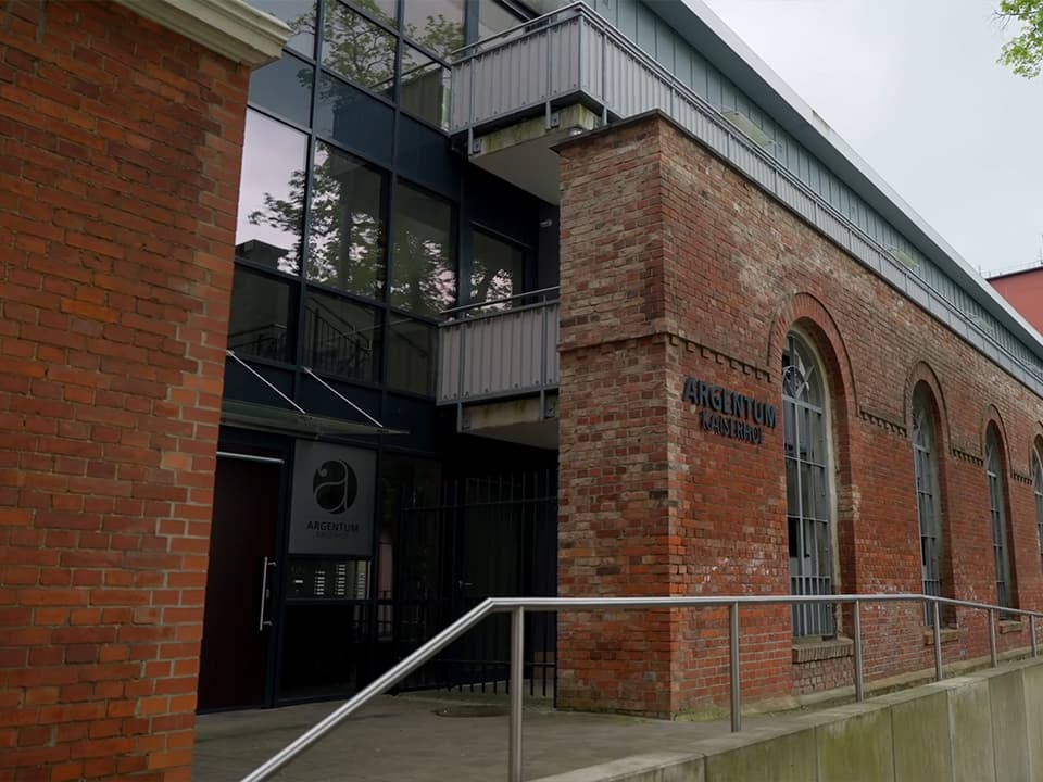 Die Front eines moderniesierten Altbaugebäudes