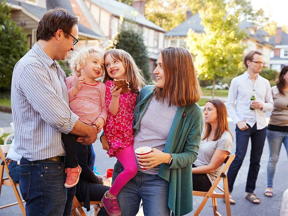 Ein Kleinkind hält Topfpflanze in der Hand