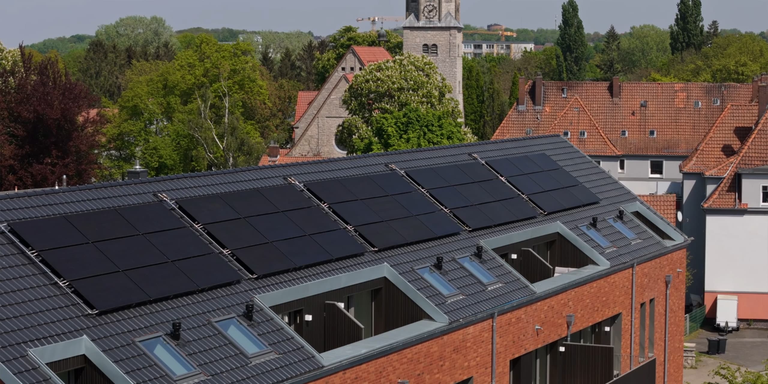 Ein Hausdach mit Photovoltaikanlage