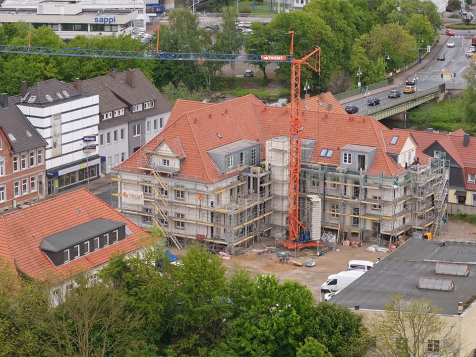 Eine Baustelle mit Gerüst und Kran