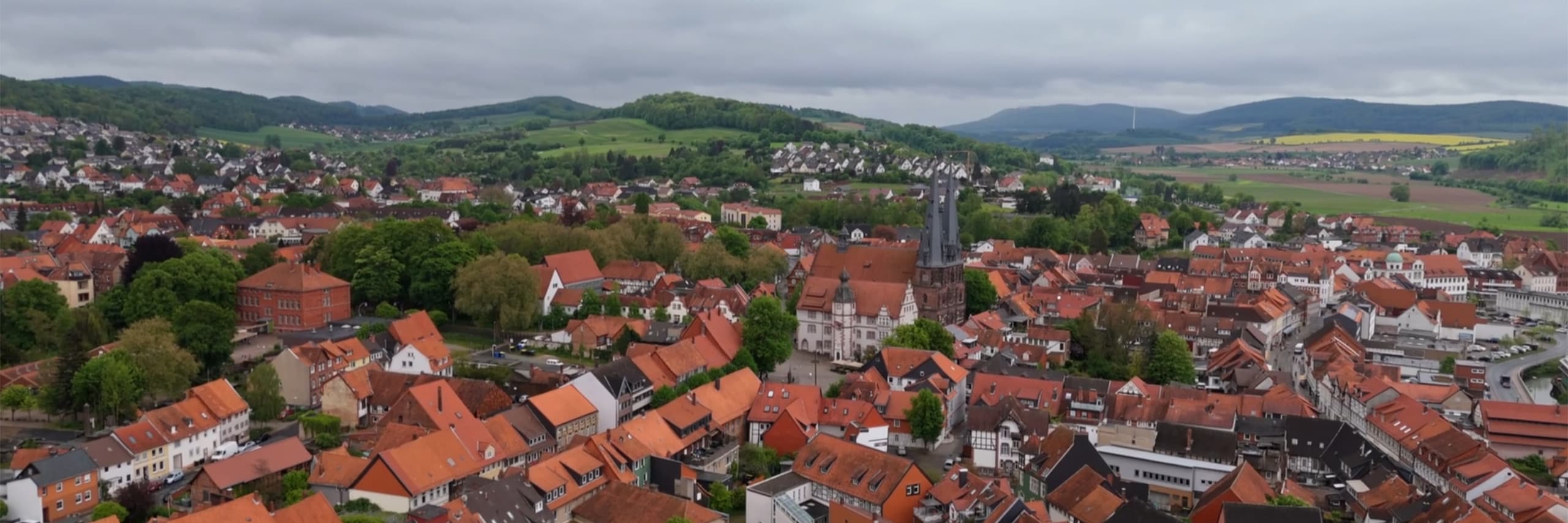 Eine Panoramaaufnahme der Dächer der Stadt Hildesheim mit Umgebung