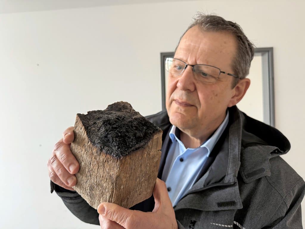 Vorschaubild des Presseartikels Kleines Relikt, große Geschichte: Ein Holzbalken und seine Spur zum Bombenangriff auf Hildesheim