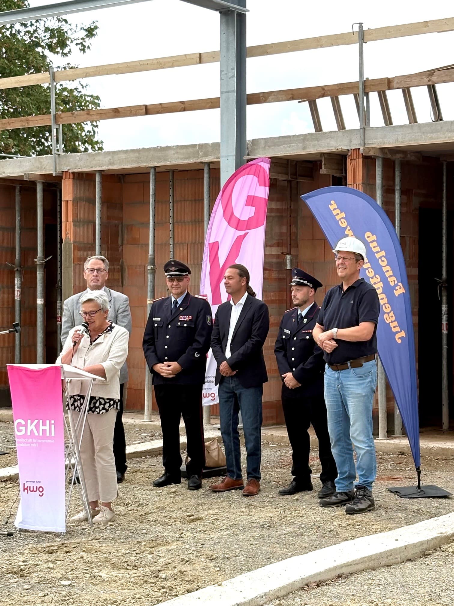 Vorschaubild des Presseartikels „Keine Luxusinvestition“: Richtfest am neuen Gerätehaus in Hotteln