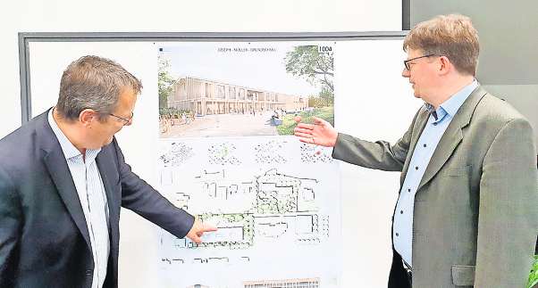 kwg Hildesheim: Matthias Kaufmann und Björn Gryschka erläutern den Entwurf für den Neubau der Grundschule Groß Düngen (Foto HiAZ)
